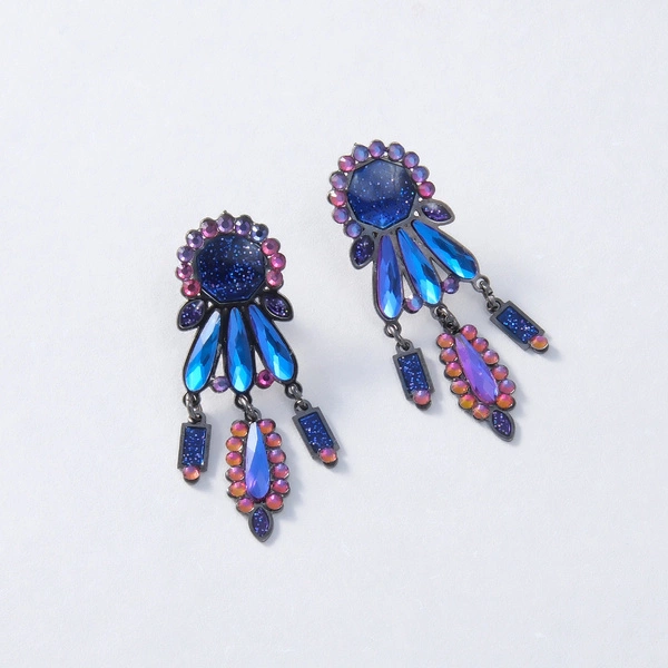 Kolczyki z kryształów i płatków z benzynowym połyskiem. FIAMMA DELLA DONNA