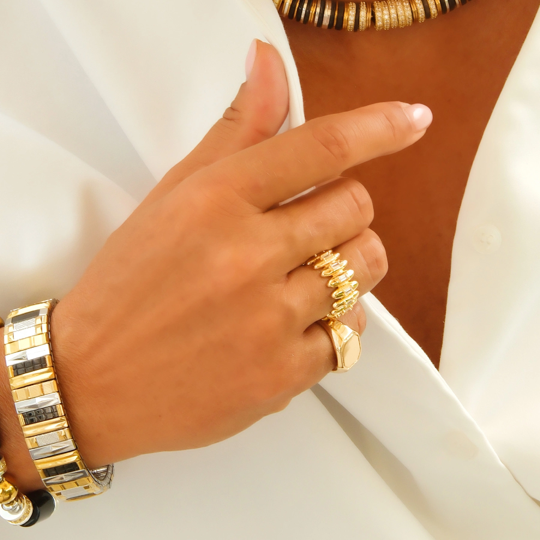 Pozłacany pierścionek w fomie palisady z cyrkoniami. SANTA MONICA