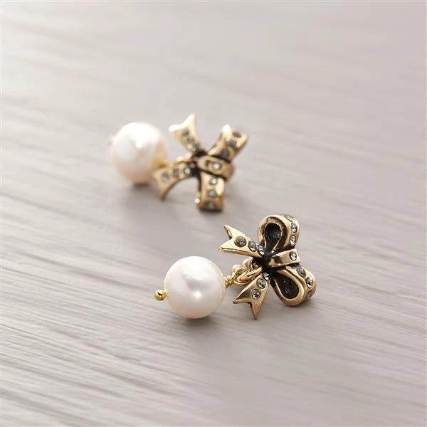 Pozłacane kolczyki kokardki z drobnymi perełkami. UROCZE KOKARDKI