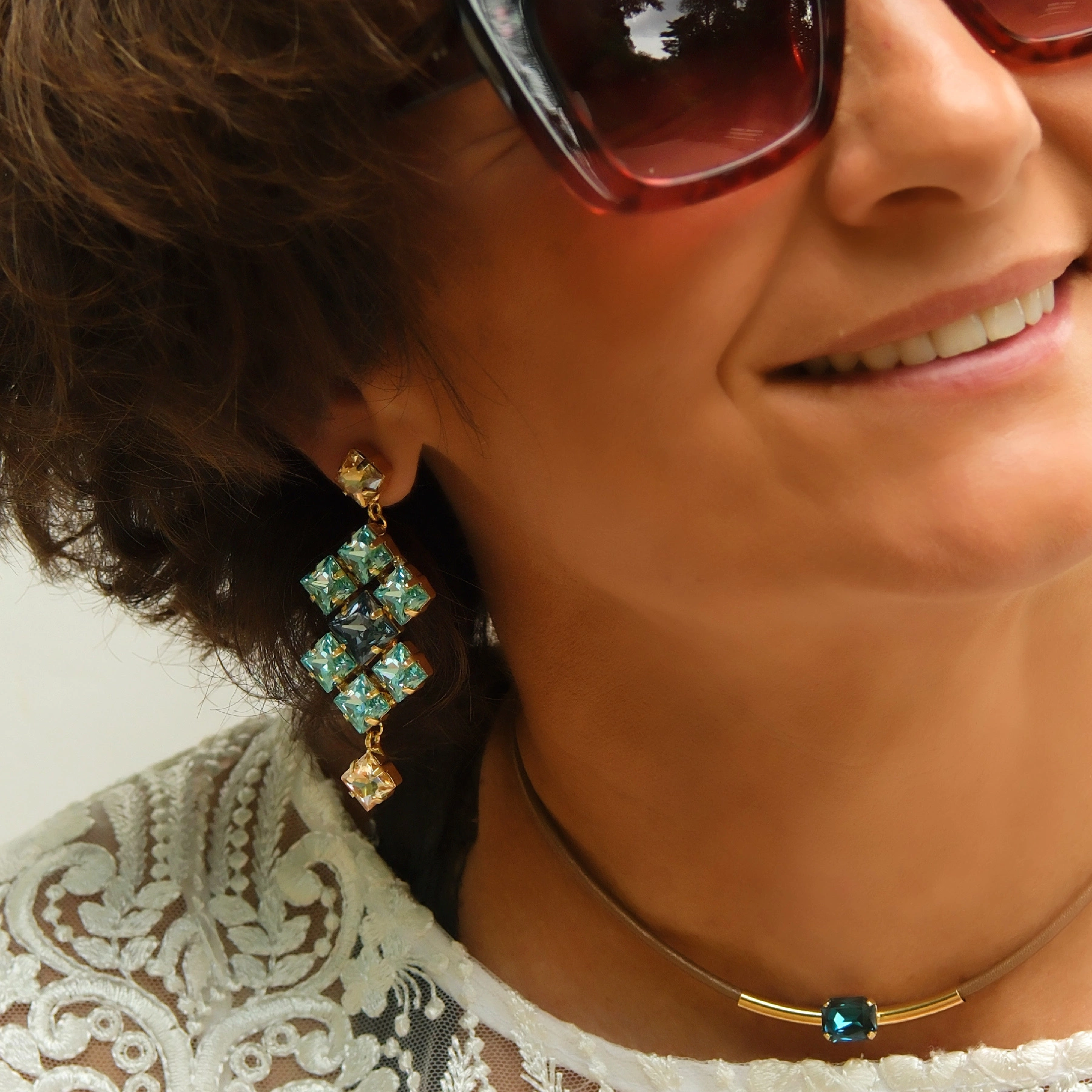 Pozłacane kolczyki wiszące z kryształami w formie rombów. ZACHÓD W PORCIE JAFFA