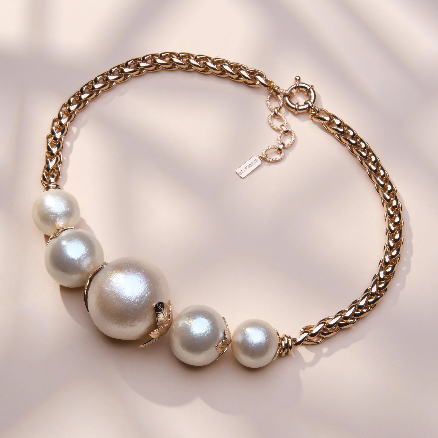 Złocony naszyjnik z rzędem pereł bawełnianych i liśćmi. ŚWIATŁA RIWIERY