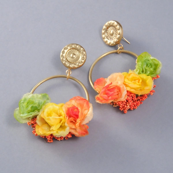 Wiszące kolczyki w kształcie kół z tekstylnymi kwiatami. SZALEŃSTWO