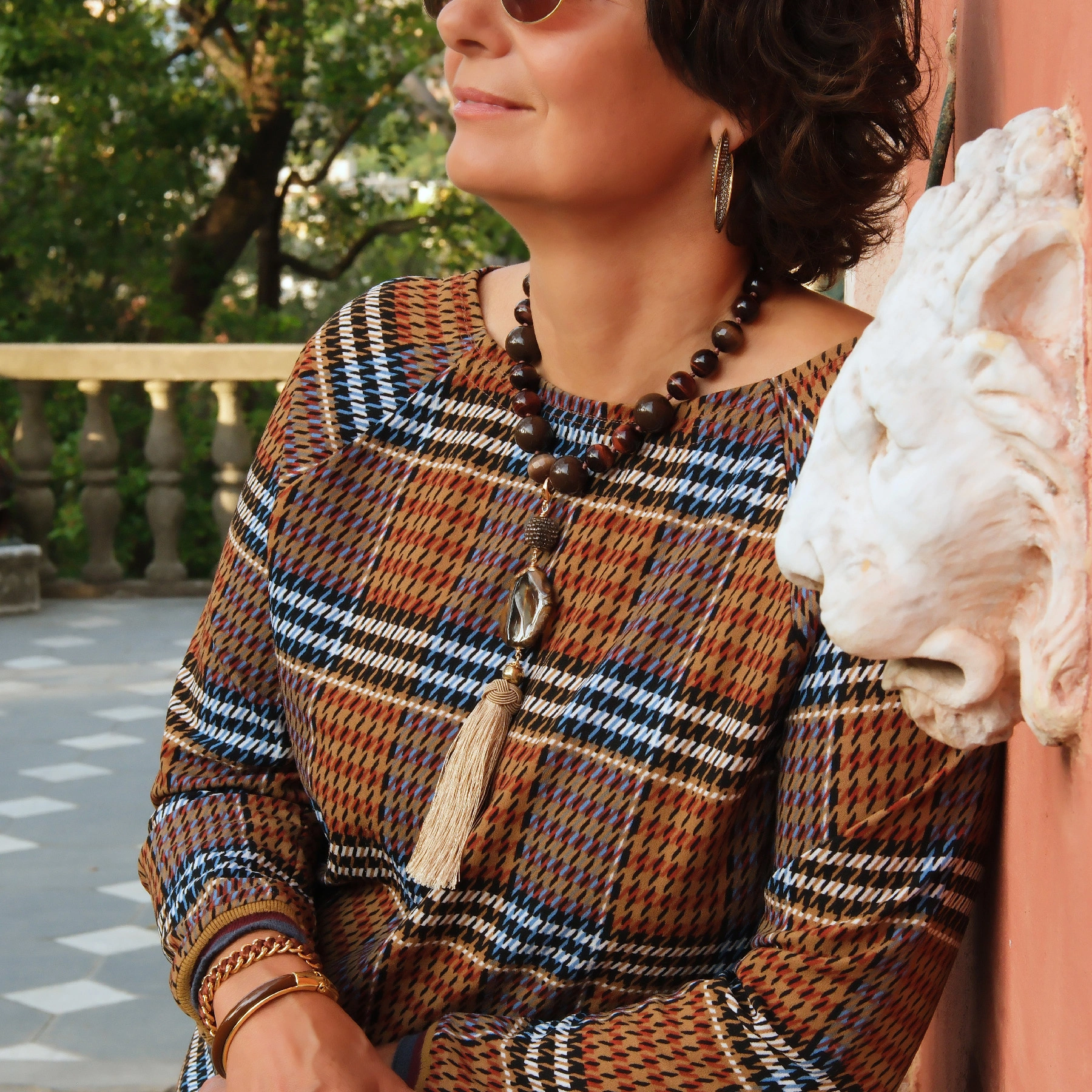 Złocona bransoleta z dekorem z akrylu w kolorze mokka. CAFE MOCCA