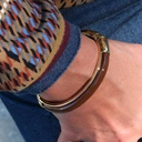 Złocona bransoletka z dekorem z akrylu w kolorze mokka. CAFE MOCCA