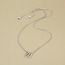 Posrebrzany naszyjnik z zawieszką z trzema pazurami. SREBRNA PANTERA