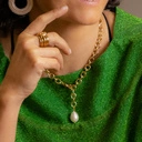 Pozłacany naszyjnik łańcuch zakończony okazałą perłą. ZAPAMIĘTASZ