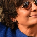 Małe pozłacane kolczyki w kształcie półksiężyców. POD OSŁONĄ NIOCY