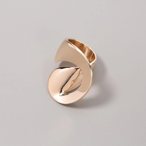 Pozłacany pierścionek w formie znaku nieskończoności. INFINITI