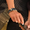 Sztywna złota bransoletka z granatowym paskiem. NOCHE CLARA