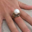 Okazały pierścień w kolorze starego złota z dużą perłą. PERŁA I ŻABKI