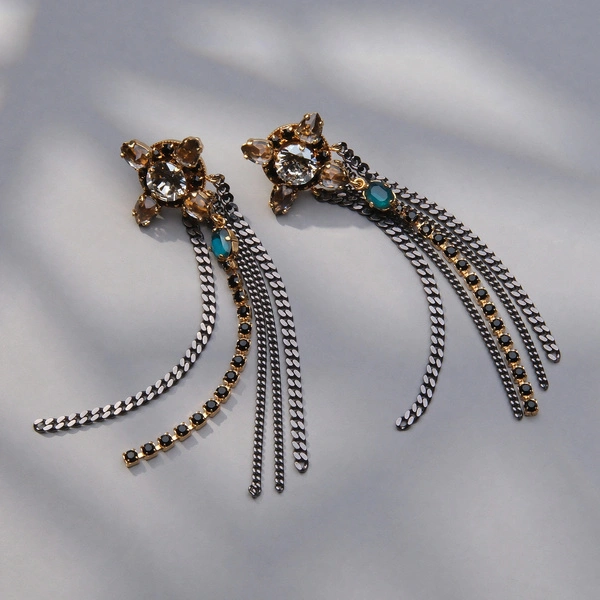 Kolczyki kwiaty z łańcuszkami z kryształami w czerni i błękicie. KOBIETY KOMETY