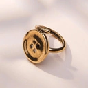 Złocony spiralny pierścionek z perłą i guzikiem. GRACE