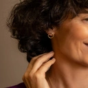 Koliste kolczyki wkrętki z zielonymi kryształkami. ETOSHA