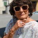 Duże złocone kolczyki z białą głową pantery z ringiem. W DRAPIEŻNYM KRĘGU