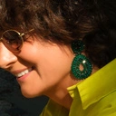 Kolczyki z zielonym kryształem i zawieszką w kształcie kropli. W KORONACH DRZEW