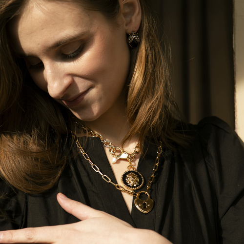 SANTO VERSACE. Colgante con un león negro