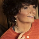 Krótki wisiorek z okrągłą zawieszką z motywem kompasu. STRONY ŚWIATA