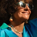 Pozłacane kolczyki z muszlą osadzoną w łańcuszkach. ECHO OCEANU