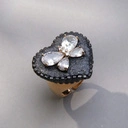 Złocony pierścień z czarnym sercem z motylem z cyrkonii. PO MOJEMU