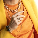 Sztywna, złota bransoletka zdobiona czarnymi kulami. CHANEL TO MAŁO