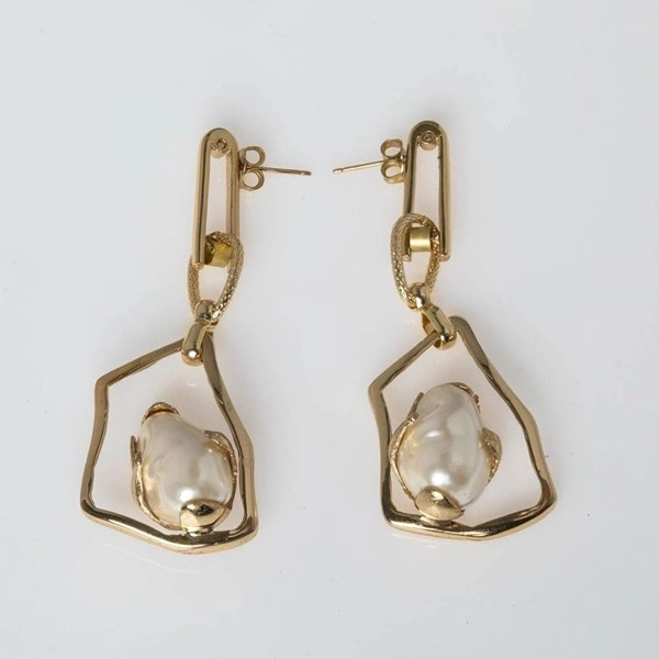 Złocone kolczyki z zawieszką o nieregularnej ramie z perłą.  BUJANIE W OBŁOKACH