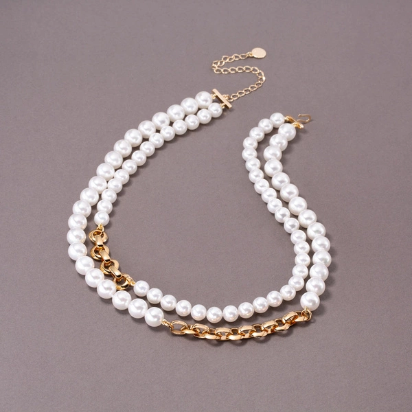 Dwurzędowy naszyjnik ze szklanych pereł Majorka i łańcucha. ZŁOTE ZGŁOSKI
