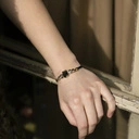 Bransoletka na czarnym sznurku z szarymi kryształami. FRANCUSKI STYL