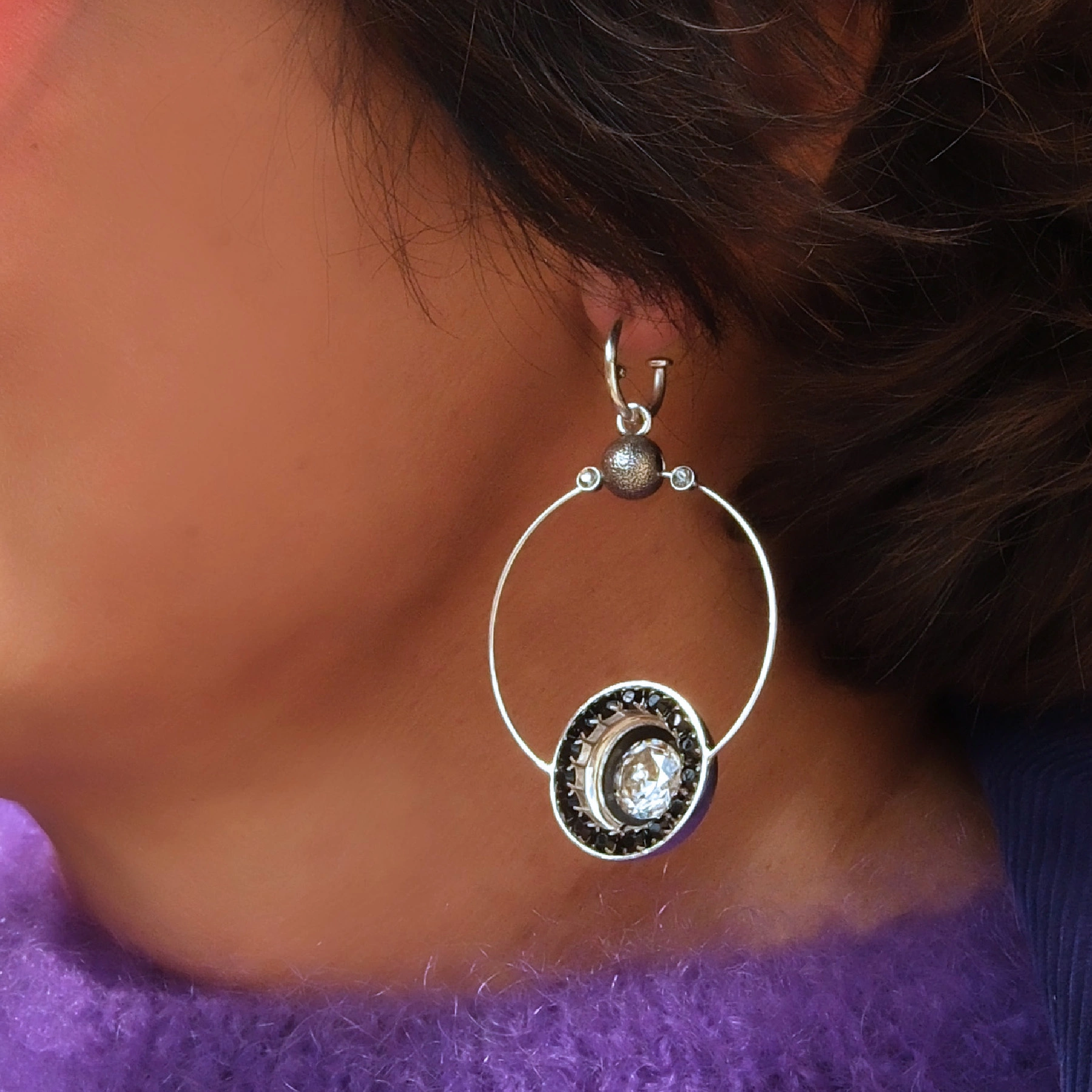 Małe srebrzone kolczyki z białym i czarnymi kryształami. AURORA KSIĘŻYCA