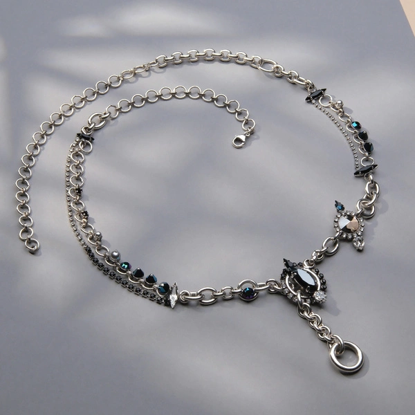 Srebrzony naszyjnik z białymi i niebieskimi kryształkami. CHARME Z CHARYZMĄ