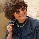 Pozłacany pierścień z błękitnym oczkiem i perełkami. KASIA