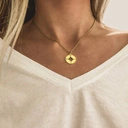 Krótki wisiorek z okrągłą zawieszką z motywem kompasu. STRONY ŚWIATA