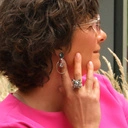 Posrebrzany pierścionek w formie kwiatu z kryształami. GWIEZDNY KWIAT