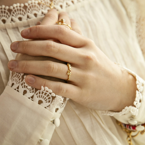 CON AGRADECIMIENTO. Un anillo delicado con bolas blancas.