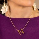 Złoty wisiorek na łańcuszku z zawieszką z literką N. N - NIEZAPOMNIANA