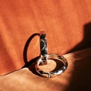 Sztywna pozłacana bransoletka o pofałdowanej powierzchni. MOJA NATURA