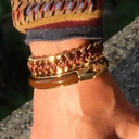 Złocona bransoletka z dekorem z akrylu w kolorze mokka. CAFE MOCCA