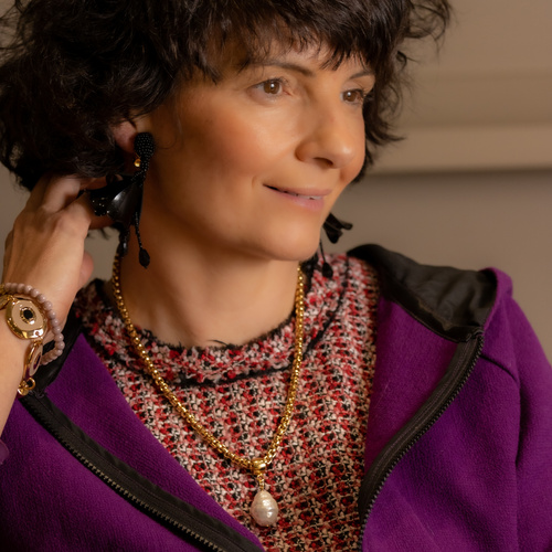 PERLA DE ALEGRÍA. Un colgante en una cadena con una perla.