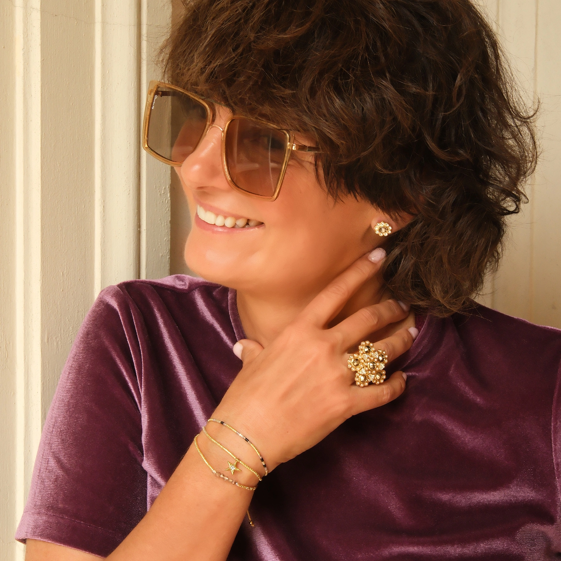 Złocony pierścionek z kwiatami z perłami i kryształkami. JEDEN ZA WSZYSTKIE