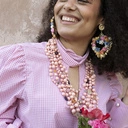 Wiszące kolczyki w formie serc z kwiatami i perłami. FANTAZJA