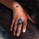 Pozłacany pierścionek z ornamentem z cyrkonii. WEEKEND W ASYŻU