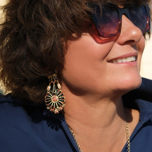 Kolczyki kwiaty z czarnymi płatkami i winnymi kryształami. FIORI DELLA NOTTE