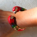 Złocona bransoletka z kolorowymi głowami papug. PLOTECZKI