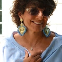 Pozłacany wisiorek z jaśminem emaliowanym na biało. RADOSNA WIOSNA