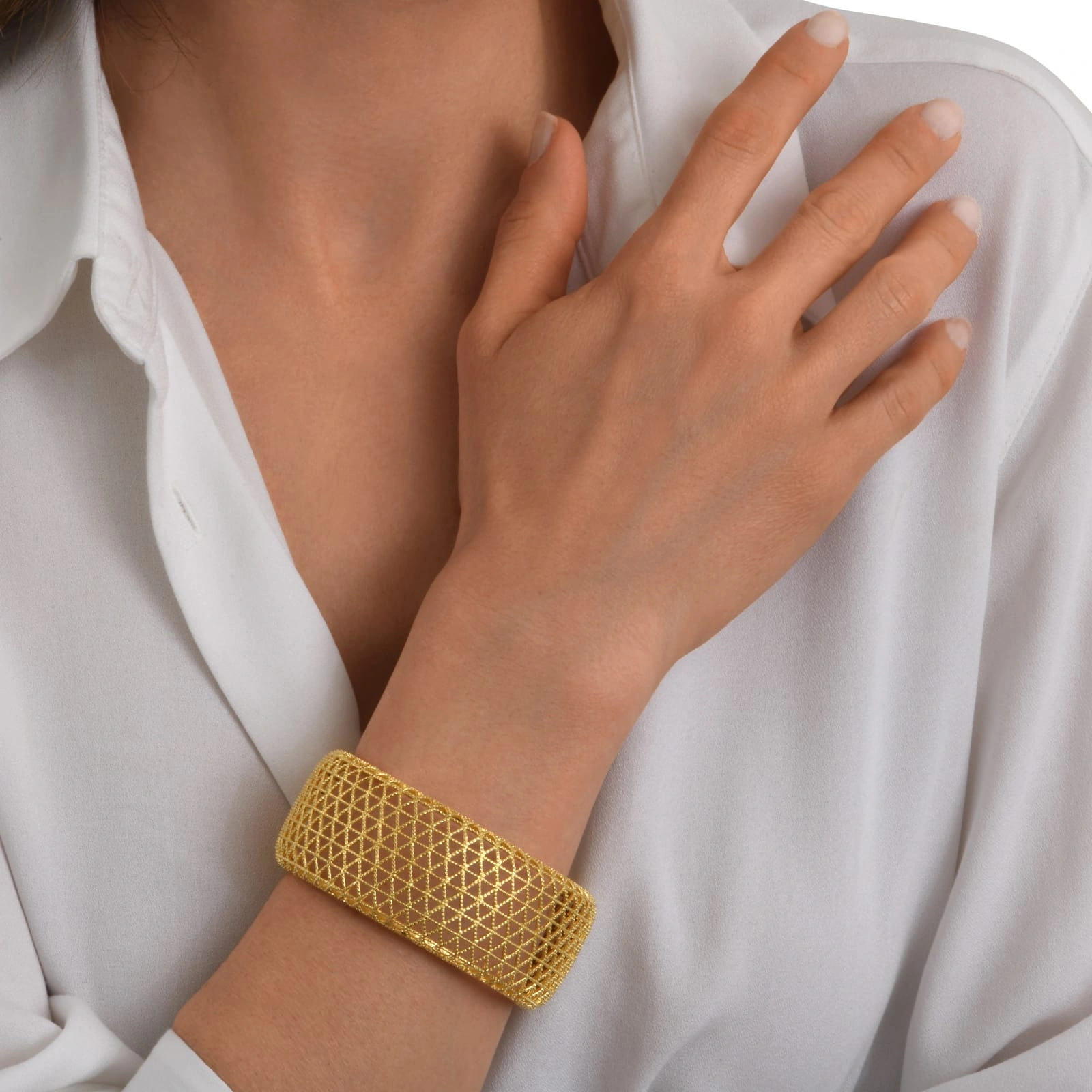 Szeroka sztywna pozłacana bransoletka z ażurowym wzorem. TWOJA PRZESTRZEŃ