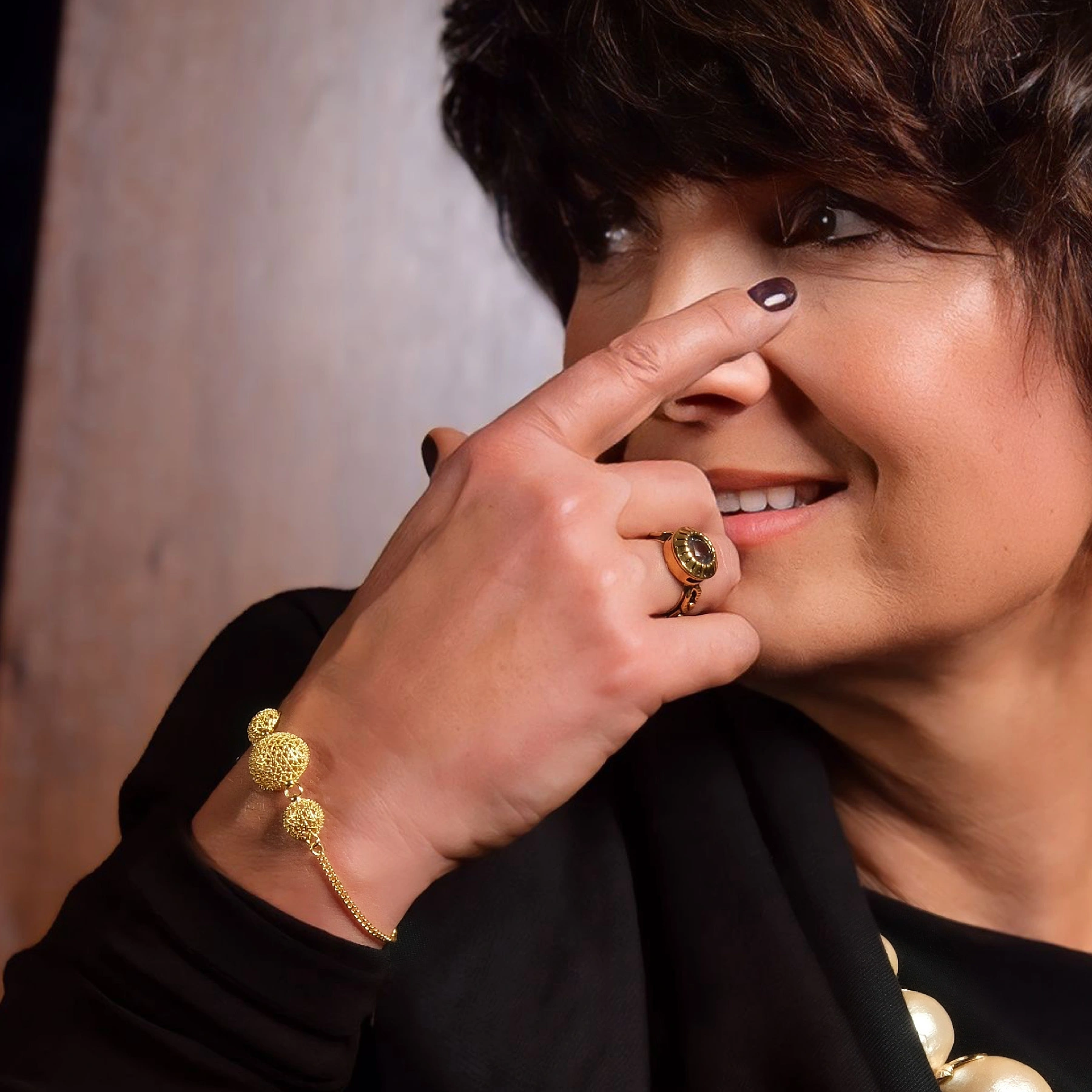 Duży mosiężny pierścionek z jasnym kryształem. LONG ISLAND