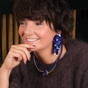 Kolczyki wiszące z kwiatem i kaskadą z granatowych cekinów. SPACER POD GWIAZDAMI