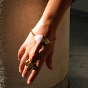 Złocona bransoletka na łańcuszku z różówo-białym dekorem. ADA