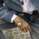 Złota bransoletka z łańcucha z czarnymi kwiatkami. LETNIA INSPIRACJA