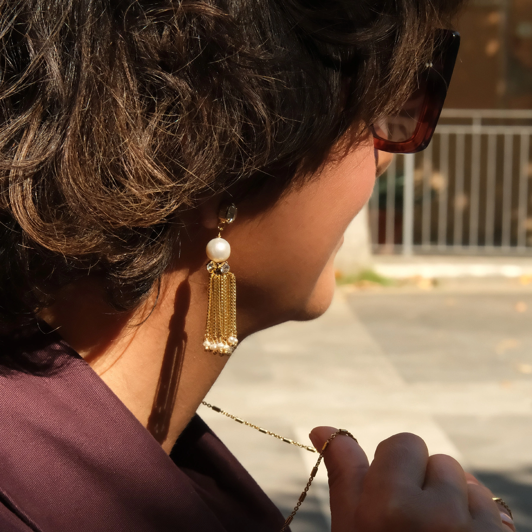 Długi złocony naszyjnik na łańcuszku z ogniw i cylindrów. ROXANNE