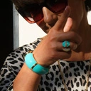 Otwarty pozłacany pierścień z błękitną emalią i cyrkoniami. CLARA